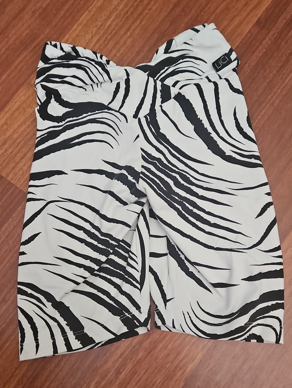 LiCi Fit Zebra V-cut Scrunch Athletic Biker Shorts Black & White 7.5", XS-Small